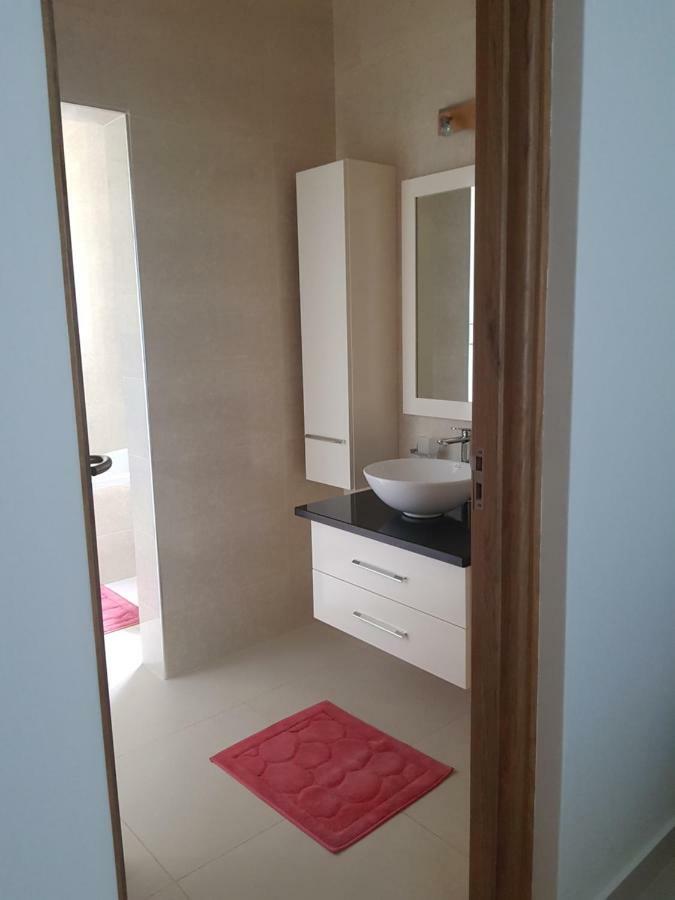 Maison Cattleya Selfcatering Apartment อองซ์รอแยล ภายนอก รูปภาพ