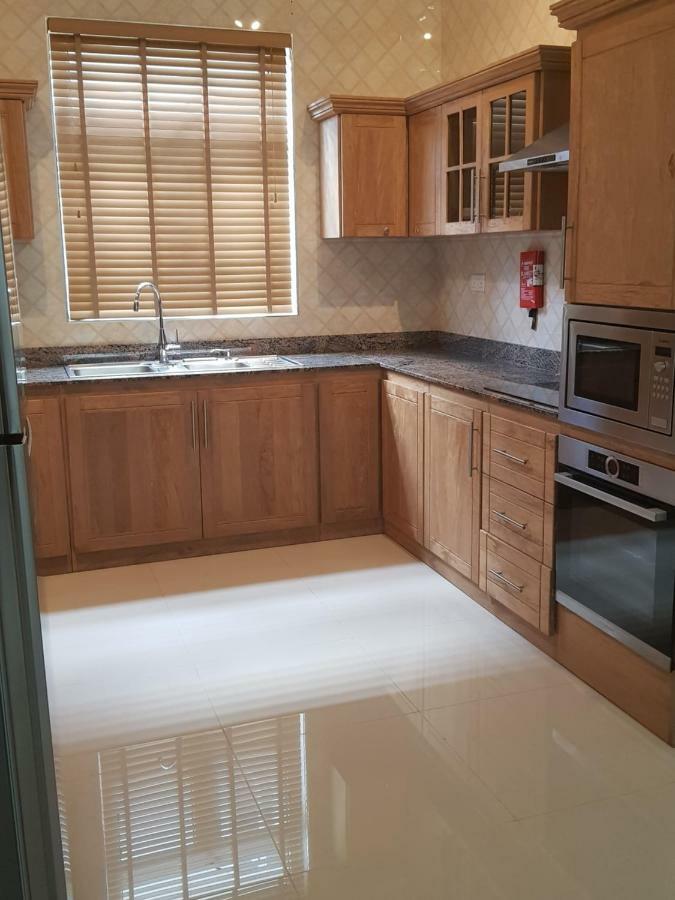 Maison Cattleya Selfcatering Apartment อองซ์รอแยล ภายนอก รูปภาพ